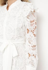 Born2be - Biała Koronkowa Sukienka z Paskiem w Talii i Falbanką Nicasta. Okazja: na co dzień. Typ kołnierza: kołnierzyk stójkowy. Kolor: biały. Materiał: koronka. Długość rękawa: długi rękaw. Typ sukienki: proste. Styl: elegancki, casual #2