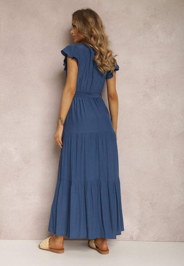 Renee - Granatowa Sukienka Tantysus. Okazja: na co dzień. Typ kołnierza: kołnierz z falbankami. Kolor: niebieski. Wzór: gładki, jednolity. Typ sukienki: proste, kopertowe. Materiał: materiał. Długość rękawa: krótki rękaw. Sezon: lato. Styl: casual. Długość: maxi