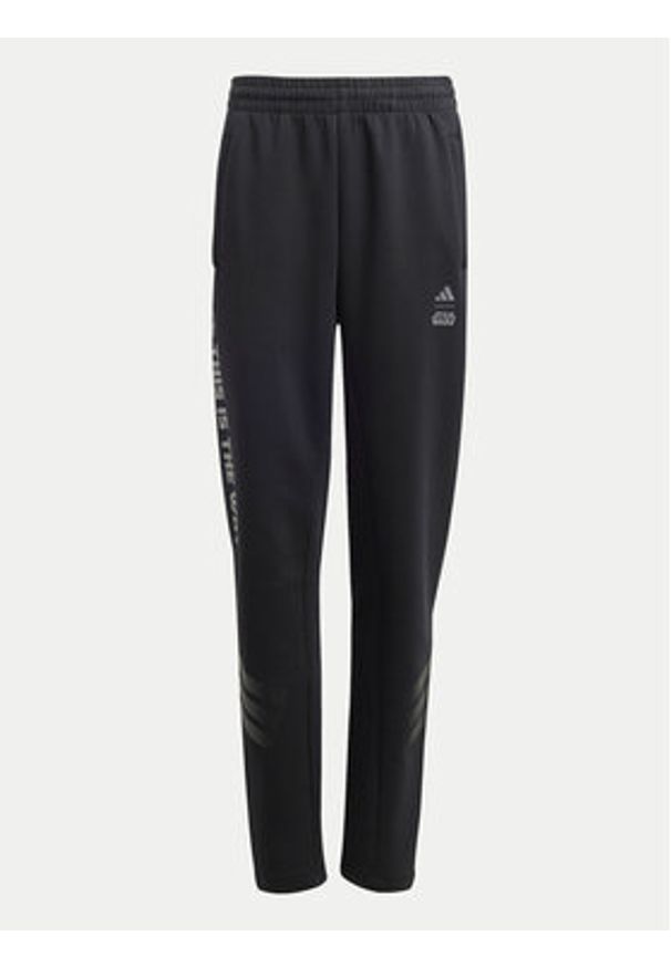 Adidas - adidas Spodnie dresowe Star Wars The Mandalorian™ JF3635 Czarny Regular Fit. Kolor: czarny. Materiał: bawełna. Wzór: motyw z bajki