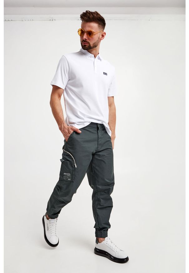 Armani Exchange - Polo ARMANI EXCHANGE. Typ kołnierza: polo. Długość rękawa: krótki rękaw. Długość: krótkie. Wzór: nadruk. Styl: klasyczny