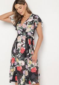 Born2be - Czarna Kwiatowa Sukienka z Kopertowym Dekoltem Atorina. Okazja: na co dzień, na spotkanie biznesowe, do pracy. Typ kołnierza: dekolt kopertowy. Kolor: czarny. Wzór: kwiaty. Typ sukienki: kopertowe. Styl: biznesowy, casual #3