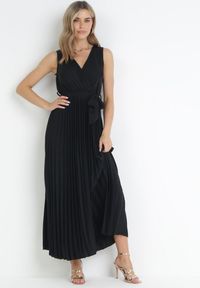Born2be - Czarna Plisowana Sukienka Maxi z Gumką w Pasie i Materiałowym Paskiem Biak. Okazja: na ślub cywilny, na imprezę, na wesele. Typ kołnierza: dekolt kopertowy. Kolor: czarny. Materiał: materiał. Sezon: lato. Typ sukienki: kopertowe. Styl: klasyczny, elegancki. Długość: maxi