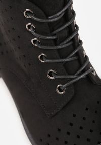 Renee - Czarne Botki VICES z Ażurowymi Zdobieniami w Stylu Retro Limoni. Okazja: na co dzień. Zapięcie: sznurówki. Kolor: czarny. Materiał: jeans. Szerokość cholewki: normalna. Wzór: ażurowy, aplikacja. Styl: retro #6