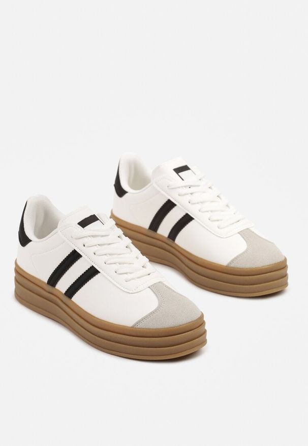 Renee - Biało-Czarne Klasyczne Sneakersy na Niewysokiej Platformie Terilee. Okazja: na co dzień, na spacer. Nosek buta: okrągły. Zapięcie: sznurówki. Kolor: biały. Materiał: jeans, dresówka, syntetyk, nubuk. Obcas: na platformie. Wysokość obcasa: niski. Sport: turystyka piesza