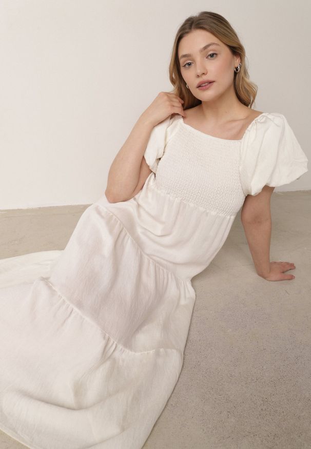 Born2be - Jasnobeżowa Wiskozowa Sukienka z Bufiastymi Rękawami i Marszczoną Górą Liones. Okazja: na co dzień. Kolor: beżowy. Materiał: wiskoza. Długość rękawa: krótki rękaw. Sezon: lato. Typ sukienki: proste. Styl: wakacyjny, casual