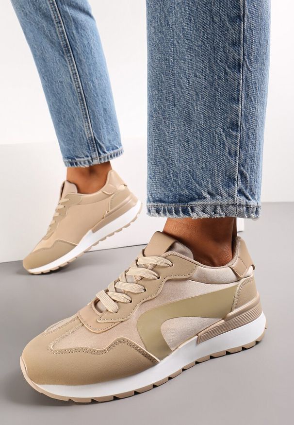 Renee - Ciemnobeżowe Sznurowane Sneakersy na Płaskiej Grubej Podeszwie z Przeszyciami Higvale. Nosek buta: okrągły. Kolor: beżowy. Obcas: na płaskiej podeszwie