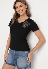 Born2be - Czarny T-shirt z Bawełny z Cyrkoniowym Wzorem Uliavira. Okazja: na co dzień. Typ kołnierza: dekolt w kształcie V. Kolor: czarny. Materiał: bawełna. Wzór: aplikacja. Styl: elegancki, casual #3