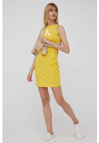 Calvin Klein Jeans sukienka kolor żółty mini prosta. Okazja: na co dzień. Kolor: żółty. Materiał: dzianina. Długość rękawa: na ramiączkach. Wzór: nadruk. Typ sukienki: proste. Styl: casual. Długość: mini