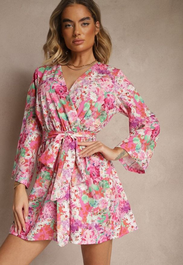 Renee - Różowy Kopertowy Kombinezon z Wiązanym Paskiem i Rozszerzanymi Rękawami Telurea. Okazja: na randkę, na co dzień. Kolor: różowy. Styl: casual, elegancki