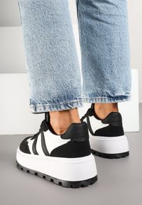 Renee - Czarno-Białe Sneakersy na Tłoczonej Platformie z Ozdobnymi Paskami Fonivena. Okazja: na co dzień. Nosek buta: okrągły. Zapięcie: pasek. Kolor: czarny. Materiał: jeans. Wzór: aplikacja. Obcas: na platformie #5