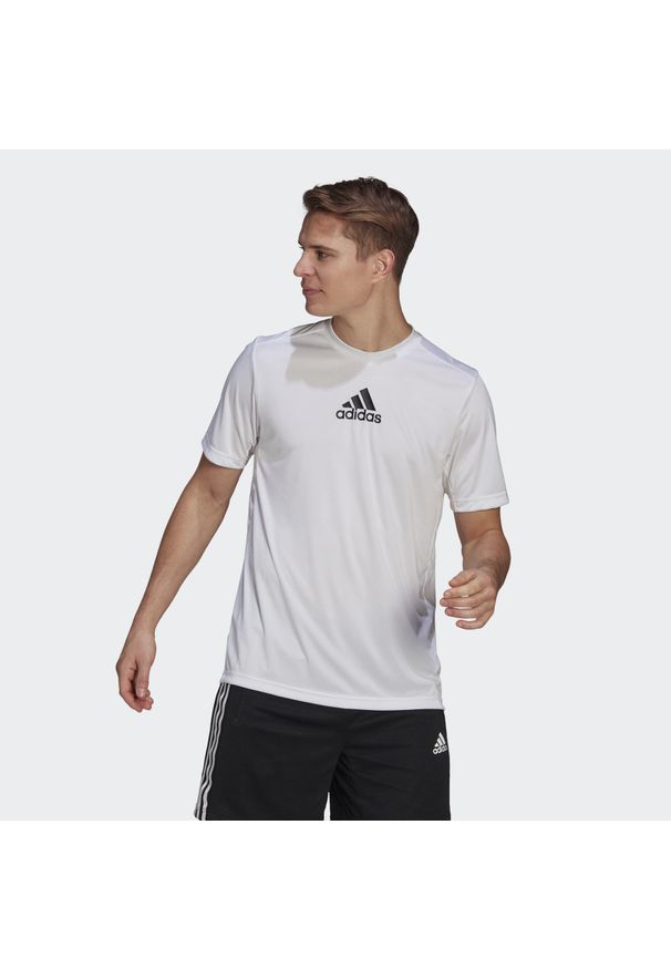 Adidas - Koszulka adidas Primeblue Designed To Move Sport. Kolor: wielokolorowy, biały, czarny. Materiał: materiał. Sport: fitness