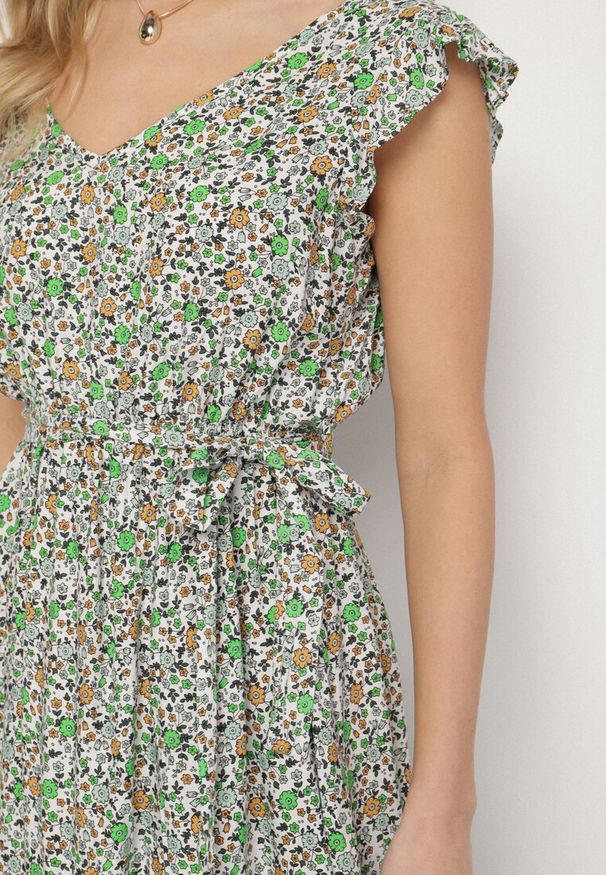 Born2be - Zielona Wiskozowa Sukienka o Rozkloszowanym Kroju z Wiązanym Paskiem Sepona. Okazja: na co dzień. Typ kołnierza: dekolt w kształcie V. Kolor: zielony. Materiał: wiskoza. Wzór: aplikacja. Styl: elegancki, casual