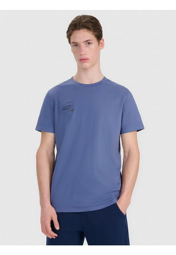 4f - 4F T-shirt regular z nadrukiem męski - granatowy S. Okazja: na co dzień. Kolor: niebieski. Materiał: jersey, bawełna, materiał. Długość rękawa: krótki rękaw. Długość: krótkie. Wzór: nadruk. Styl: casual, klasyczny, sportowy