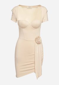 Born2be - Beżowa Asymetryczna Sukienka z Usztywnianymi Miseczkami i Ozdobnym Kwiatem Dochita. Okazja: na co dzień. Kolor: beżowy. Długość rękawa: krótki rękaw. Wzór: kwiaty. Typ sukienki: asymetryczne. Styl: casual, elegancki #7