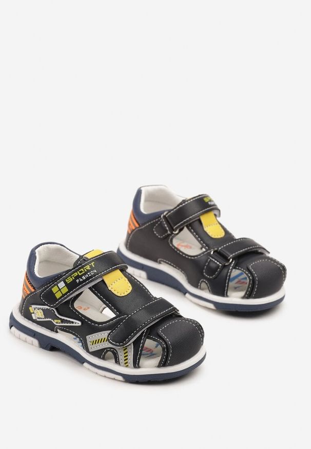 Born2be - Granatowe Sandały z Geometrycznym Wzorem Linasenia. Okazja: na co dzień. Zapięcie: rzepy. Kolor: niebieski. Wzór: geometria. Styl: casual, klasyczny