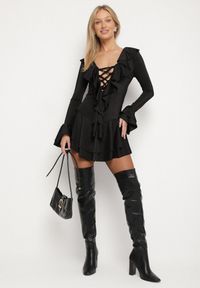 Born2be - Czarna Taliowana Sukienka Zdobiona Falbankami Tiraneda. Okazja: na imprezę. Typ kołnierza: kołnierz z falbankami. Kolor: czarny. Wzór: aplikacja. Typ sukienki: proste. Styl: elegancki #3