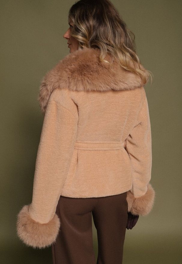 Born2be - Brązowa Pluszowa Kurtka z Futrzanym Kołnierzem i Mankietami Wiązana w Pasie Arevitte. Okazja: na spacer. Kolor: brązowy. Materiał: futro. Długość: krótkie