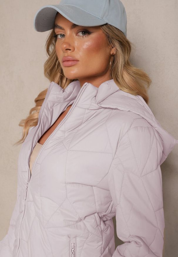 Renee - Jasnofioletowa Przejściowa Kurtka z Kapturem Ozdobiona Pikowaniem Ninariela. Okazja: na co dzień. Typ kołnierza: kaptur. Kolor: fioletowy. Materiał: jeans. Wzór: aplikacja. Styl: casual, sportowy