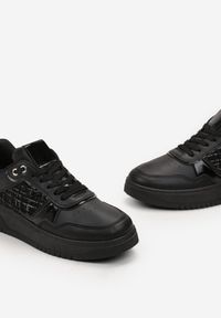 Renee - Czarne Sneakersy Ozdobione Metaliczną Wstawką i Tweedowym Materiałem Nixinia. Kolor: czarny. Materiał: materiał. Wzór: aplikacja