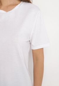 Born2be - Biały Gładki T-shirt z Krótkim Rękawem Elldora. Okazja: na co dzień. Kolor: biały. Materiał: bawełna, jeans. Długość rękawa: krótki rękaw. Długość: krótkie. Wzór: gładki. Styl: casual #7