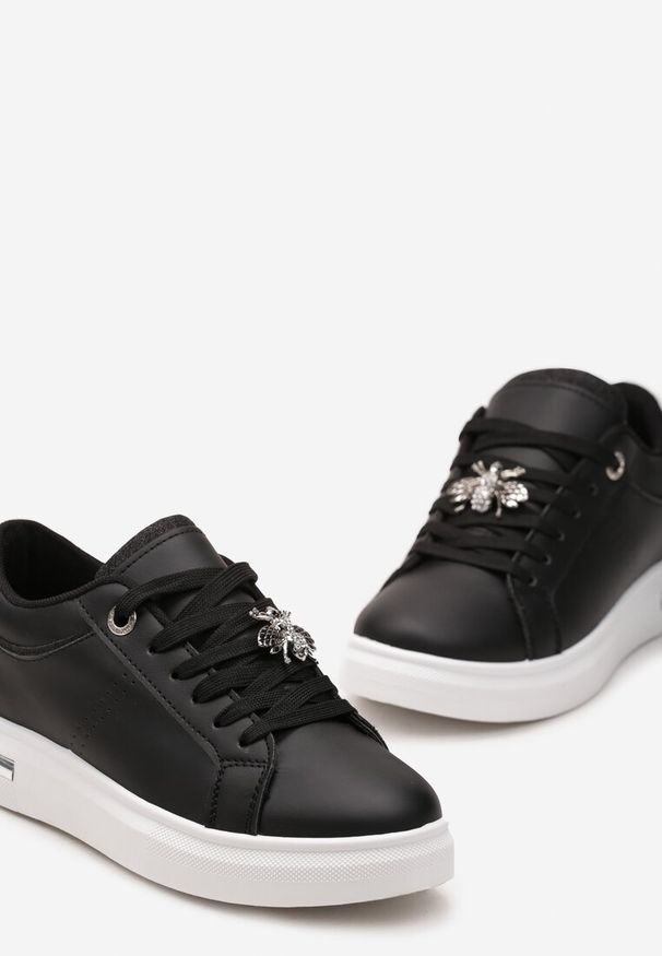 Renee - Czarne Sneakersy na Płaskiej Podeszwie z Imitacji Skóry z Broszką Unattia. Okazja: na co dzień, do pracy. Kolor: czarny. Materiał: skóra. Obcas: na płaskiej podeszwie