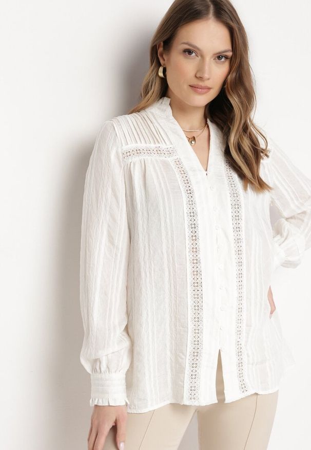 Born2be - Biała Koszula w Stylu Boho z Ażurowymi Lamówkami Larsula. Okazja: na spotkanie biznesowe, do pracy. Typ kołnierza: dekolt w kształcie V. Kolor: biały. Długość: długie. Wzór: ażurowy. Materiał: jeans, materiał. Długość rękawa: długi rękaw. Sezon: lato. Styl: boho