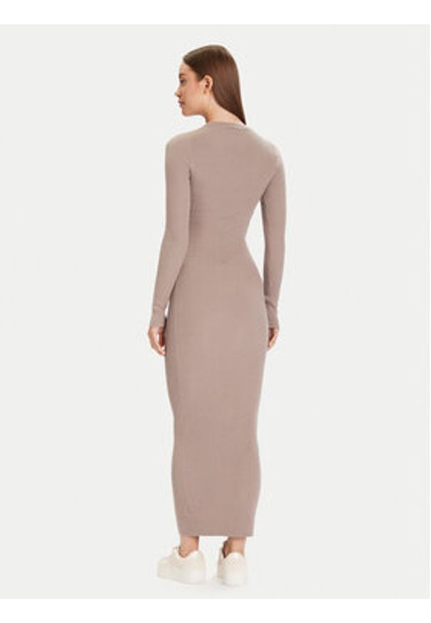 Guess Sukienka dzianinowa V5BK02 Z3JD2 Różowy Slim Fit. Kolor: różowy. Materiał: syntetyk