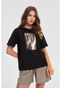 MOODO - Bawełniany t-shirt z nadrukiem czarny. Kolor: czarny. Materiał: bawełna. Wzór: nadruk