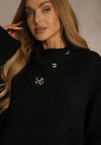 Renee - Czarny Golf Oversize z Wełną Ozdobiony Guzikami Videsa. Okazja: na co dzień. Typ kołnierza: golf. Kolor: czarny. Materiał: wełna. Wzór: aplikacja. Styl: casual, klasyczny #4