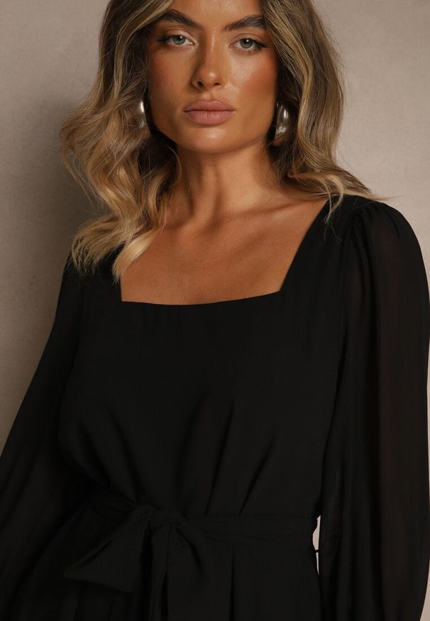 Renee - Czarna Sukienka Vices z Półtransparentnymi Rękawami Wiązania w Talii Resmosa. Okazja: na co dzień, na randkę. Typ kołnierza: dekolt kwadratowy. Kolor: czarny. Materiał: skóra, materiał. Styl: casual, elegancki