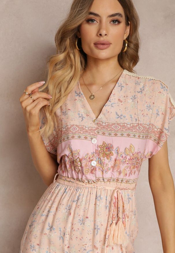 Renee - Jasnoróżowa Rozkloszowana Sukienka Maxi z Gumkami w Pasie z Bawełny Besie. Okazja: na co dzień. Kolor: różowy. Materiał: bawełna. Długość rękawa: krótki rękaw. Typ sukienki: rozkloszowane. Styl: casual. Długość: maxi