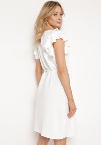 Born2be - Biała Trapezowa Sukienka z Krótkim Rękawem z Falbankami Wiązana Cienkim Paskiem Rissalia. Typ kołnierza: kołnierz z falbankami. Kolor: biały. Długość rękawa: krótki rękaw. Typ sukienki: trapezowe. Styl: klasyczny #7