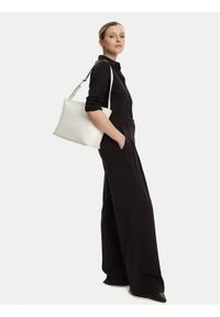 Calvin Klein Torebka Embossed Logo Medium Shopper K60K613172 Écru. Kolor: kremowy. Materiał: skórzane #1