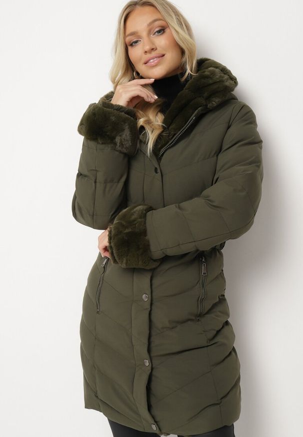 Born2be - Ciemnozielona Pikowana Kurtka Zimowa z Paskiem i Futerkowymi Obszyciami z Możliwością Odpięcia Hedirra. Okazja: na co dzień. Kolor: zielony. Materiał: futro, jeans. Długość rękawa: długi rękaw. Długość: długie. Sezon: zima. Styl: elegancki, casual