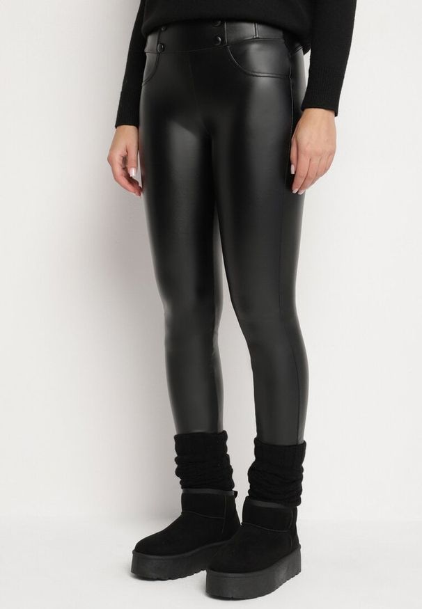 Born2be - Czarne Legginsy z Ekoskóry Ocieplane z Efektem Push-Up Labrisa. Okazja: na co dzień. Stan: podwyższony. Kolor: czarny. Materiał: materiał. Styl: elegancki, casual