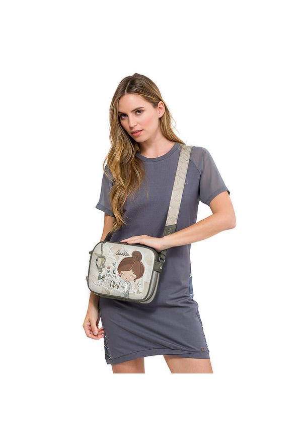 Torebka damska Anekke, z efektownym nadrukiem i metalowym logo zapinana na suwak z regulowanym paskiem oraz ozdobnym brelokiem kompaktowa a zarazem f. Kolor: szary. Wzór: nadruk. Dodatki: z breloczkiem