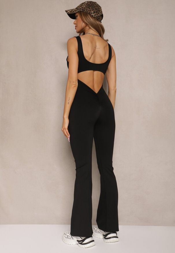 Renee - Czarny Kombinezon Taliowany z Wycięciem na Plecach i Usztywnianymi Miseczkami Senimi. Kolor: czarny