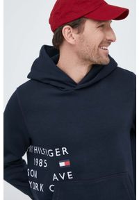 TOMMY HILFIGER - Tommy Hilfiger bluza męska kolor granatowy z kapturem z nadrukiem. Typ kołnierza: kaptur. Kolor: niebieski. Materiał: bawełna. Długość rękawa: długi rękaw. Długość: długie. Wzór: nadruk #2