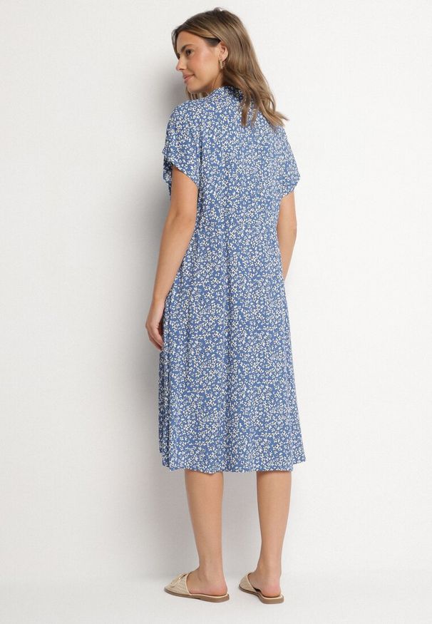 Born2be - Granatowa Bawełniana Sukienka Koszulowa w Kwiaty z Rozkloszowanym Dołem Jerilsa. Okazja: na co dzień. Typ kołnierza: kołnierzyk klasyczny. Kolor: niebieski. Materiał: bawełna. Długość rękawa: krótki rękaw. Wzór: kwiaty. Typ sukienki: koszulowe. Styl: casual, elegancki, klasyczny