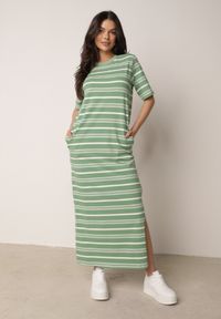 Born2be - Biało-Zielona Pudełkowa Sukienka z Bawełny w Poziome Paski Diove. Okazja: do pracy, na co dzień, na spacer. Kolor: biały. Materiał: bawełna. Wzór: paski. Typ sukienki: proste. Styl: klasyczny, casual #1