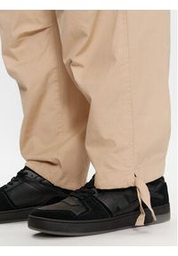 Calvin Klein Jeans Spodnie cargo Essential Regular Cargo Pant J30J324692 Beżowy Regular Fit. Kolor: beżowy. Materiał: bawełna