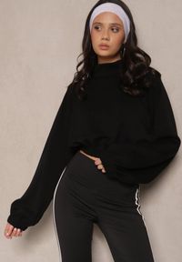 Renee - Czarna Krótka Bluza ze Stójką Benola. Okazja: na co dzień. Typ kołnierza: kołnierzyk stójkowy. Kolor: czarny. Materiał: jeans. Długość: krótkie. Styl: casual, elegancki