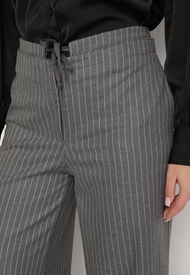 Born2be - Ciemnoszare Spodnie Garniturowe z Wiskozą z Kieszeniami i Wiązaniem Sevitha. Okazja: na co dzień. Kolor: szary. Materiał: wiskoza. Styl: casual, elegancki, klasyczny