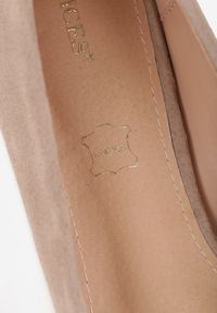 Renee - Ciemnobeżowe Czółenka Vices z Wkładką ze Skóry Naturalnej i Metaliczną Aplikacją Edilania. Kolor: beżowy. Materiał: skóra. Wzór: aplikacja. Obcas: na obcasie. Styl: elegancki, klasyczny. Wysokość obcasa: średni #3