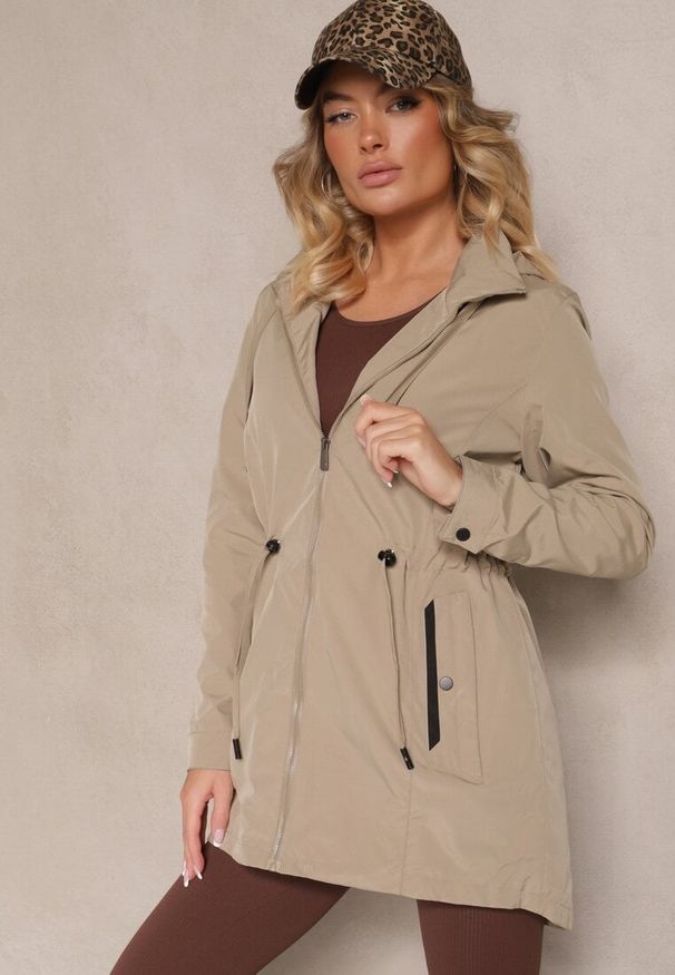 Renee - Ciemnobeżowa Przejściowa Kurtka o Fasonie Parki ze Ściągaczem w Talii Zolidi. Okazja: na co dzień. Kolor: beżowy. Materiał: jeans. Styl: casual