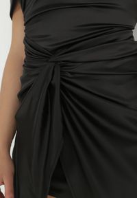 Born2be - Czarna Sukienka Asymetryczna z Satyny Zdobiona Supełkiem Fano. Kolor: czarny. Materiał: satyna. Długość rękawa: na ramiączkach. Wzór: aplikacja. Typ sukienki: asymetryczne #4