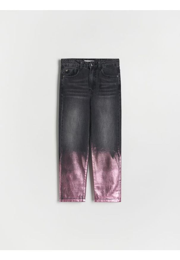 Reserved - Jeansy straight z metalicznym efektem - szary. Kolor: szary
