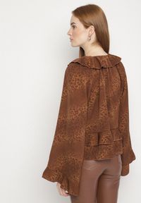 Born2be - Brązowa Bluzka w Panterkę z Falbankami i Szerokimi Rękawami Entia. Okazja: na co dzień, na spotkanie biznesowe. Typ kołnierza: kołnierz z falbankami. Kolor: brązowy. Materiał: jeans. Wzór: motyw zwierzęcy. Styl: casual, biznesowy #6