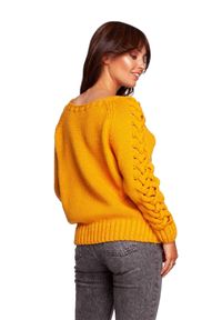BE Knit - Sweter damski wełniany z warkoczami na rękawach żółty. Kolor: żółty. Materiał: wełna. Sezon: jesień, zima