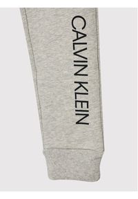 Calvin Klein Jeans Spodnie dresowe Institutional IB0IB00954 Szary Regular Fit. Kolor: szary. Materiał: bawełna